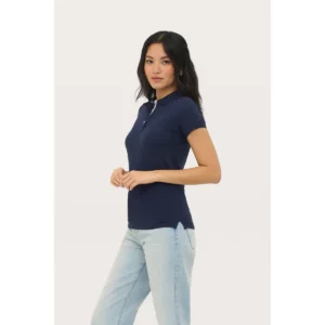 Polo Sol’s PORTLAND WOMEN azul marino, vestido por una modelo, vista lateral