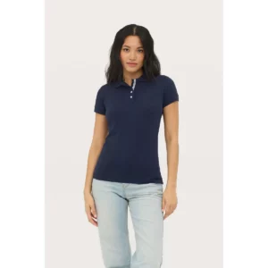 Polo Sol’s PORTLAND WOMEN azul marino con cuello en contraste, vestido por una modelo