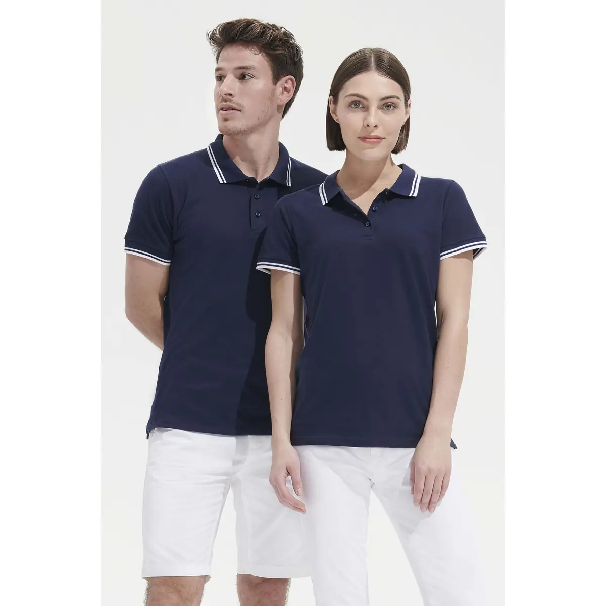 Polo hombre SOL’S PASADENA MEN 00577 2 Polo Sol’s PASADENA MEN azul marino, junto a la versión femenina vestida por una modelo
