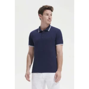 Polo Sol’s PASADENA MEN azul marino con cuello en contraste, vestido por un modelo