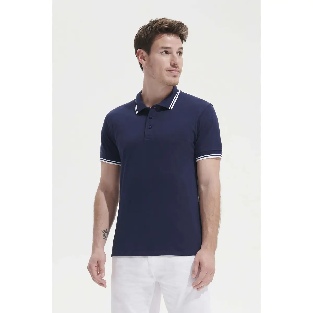 Polo hombre SOL’S PASADENA MEN 00577 1 Polo Sol’s PASADENA MEN azul marino con cuello en contraste, vestido por un modelo