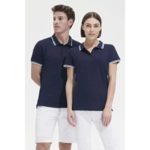 Polo Sol’s PASADENA WOMEN azul marino, junto a la versión masculina vestida por un modelo