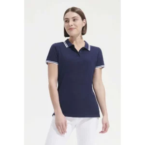 Polo Sol’s PASADENA WOMEN azul marino con cuello en contraste, vestido por una modelo