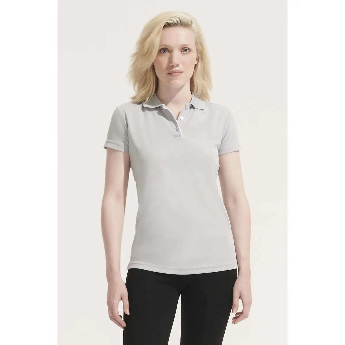 Polo mujer SOL’S PERFORMER WOMEN 01179 1 Polo Sol’s PERFORMER WOMEN gris claro, vestido por una modelo, vista frontal