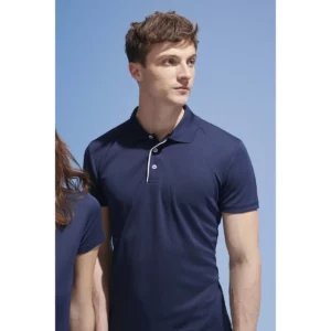 Polo Sol’s PERFORMER MEN azul marino, detalle del cuello y las mangas sobre un modelo