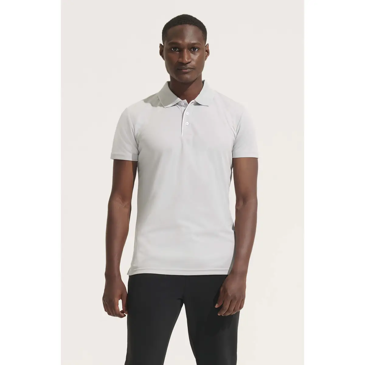 Polo hombre SOL’S PERFORMER MEN 01180 1 Polo Sol’s PERFORMER MEN gris claro, vestido por un modelo, vista frontal