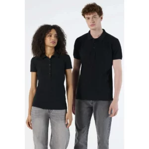 Polo Sol’s PHOENIX MEN negro, junto a la versión femenina vestida por una modelo