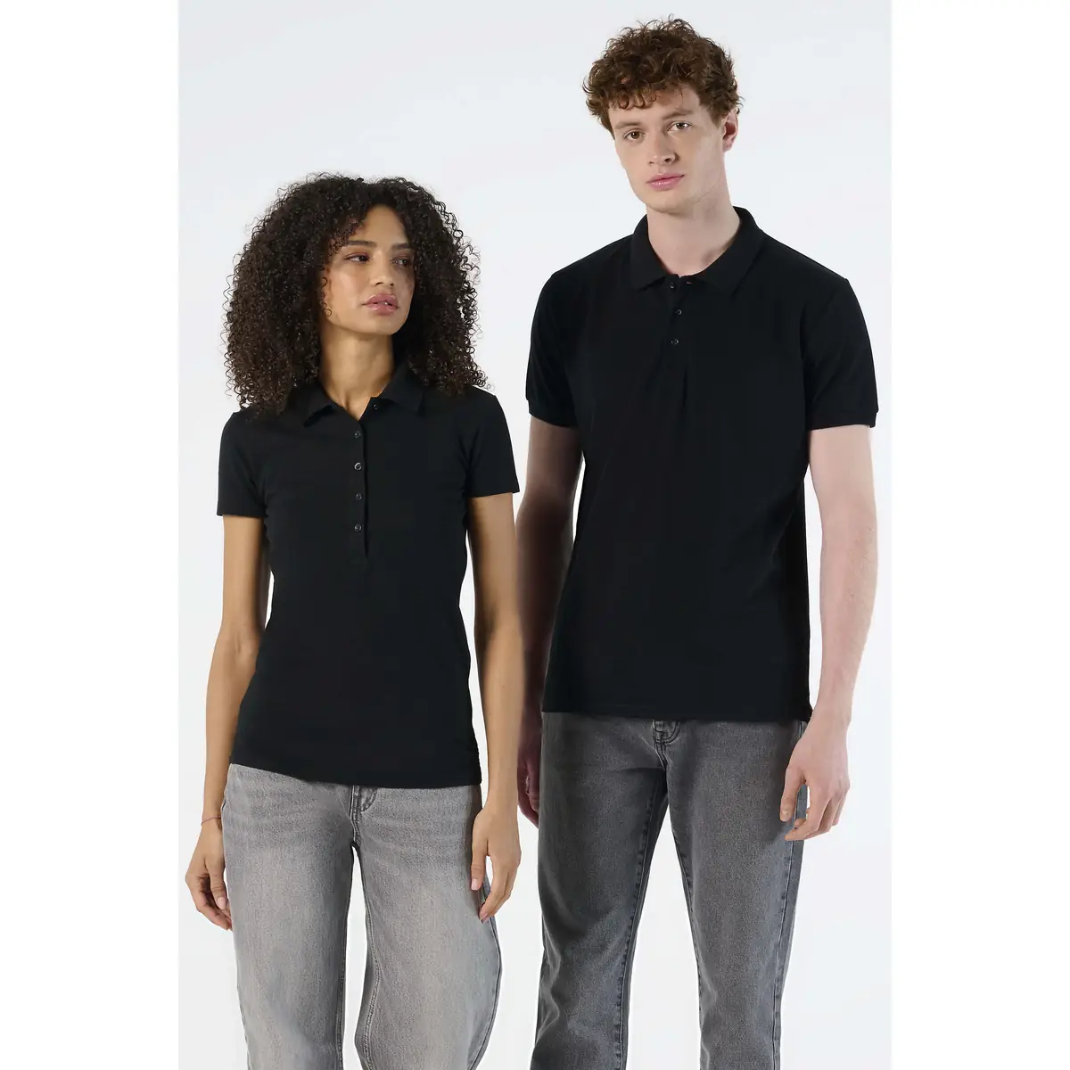 Polo hombre SOL’S PHOENIX MEN 01708 2 Polo Sol’s PHOENIX MEN negro, junto a la versión femenina vestida por una modelo