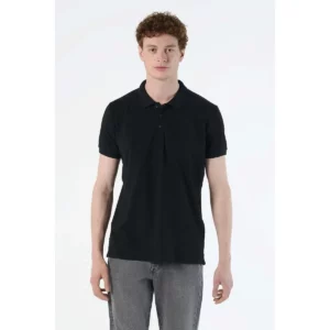 Polo Sol’s PHOENIX MEN negro, vestido por un modelo, vista frontal