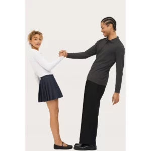 Polo Sol’s PERFECT LSL WOMEN blanco de manga larga, junto a un modelo con la versión masculina gris oscuro