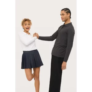 Polo Sol’s PERFECT LSL WOMEN blanco de manga larga, junto a un modelo con la versión masculina gris oscuro