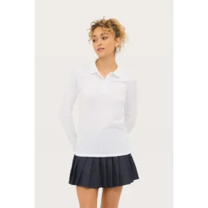 Polo Sol’s PERFECT LSL WOMEN blanco de manga larga, vestido por una modelo