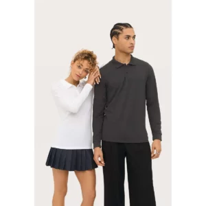 Polo Sol’s PERFECT LSL MEN gris oscuro jaspeado de manga larga, junto a una modelo con la versión femenina blanca