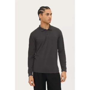 Polo Sol’s PERFECT LSL MEN gris oscuro jaspeado de manga larga, vestido por un modelo