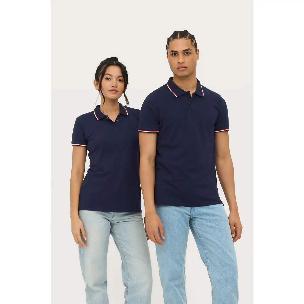 Polo hombre SOL’S PRESTIGE MEN 02949 2 Polo Sol’s PRESTIGE MEN azul marino, junto a la versión femenina vestida por una modelo