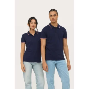 Polo Sol’s PRESTIGE WOMEN azul marino, junto a la versión masculina vestida por un modelo