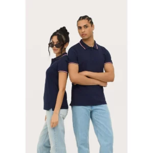 Polo Sol’s PRESTIGE WOMEN azul marino, junto a la versión masculina vestida por un modelo