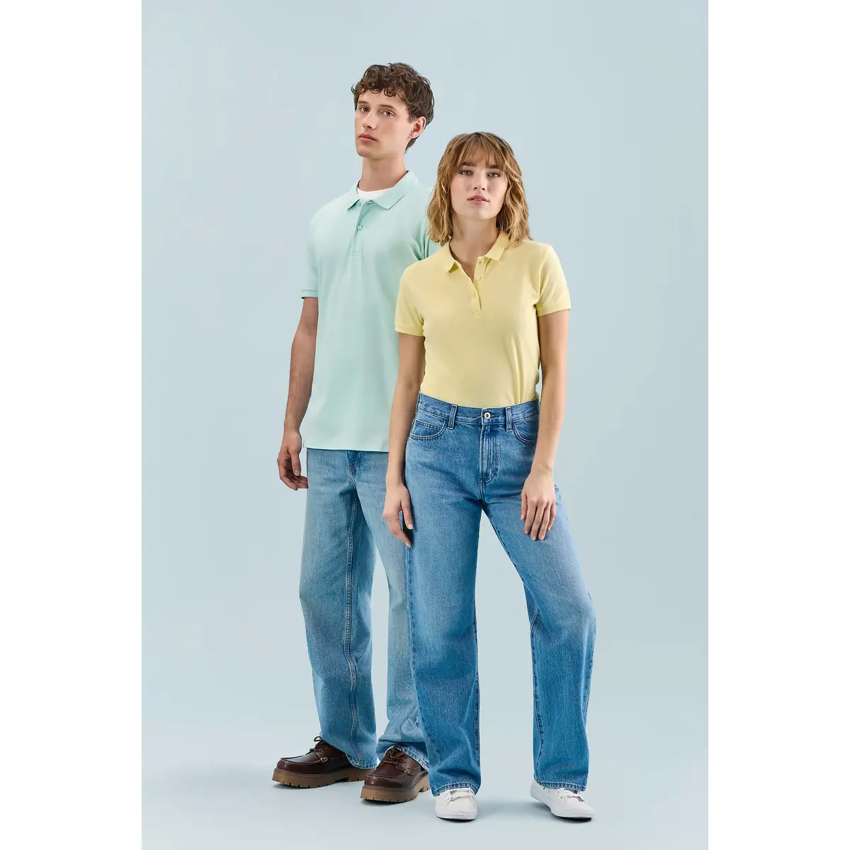 Polo hombre SOL’S PLANET MEN 03566 6 Polo Sol’s PLANET MEN verde claro, junto a una modelo con la versión femenina amarilla