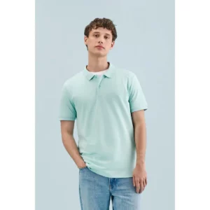 Polo Sol’s PLANET MEN verde claro, vestido por un modelo, vista frontal