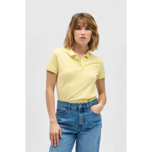 Polo Sol’s PLANET WOMEN amarillo claro, vestido por una modelo, vista frontal