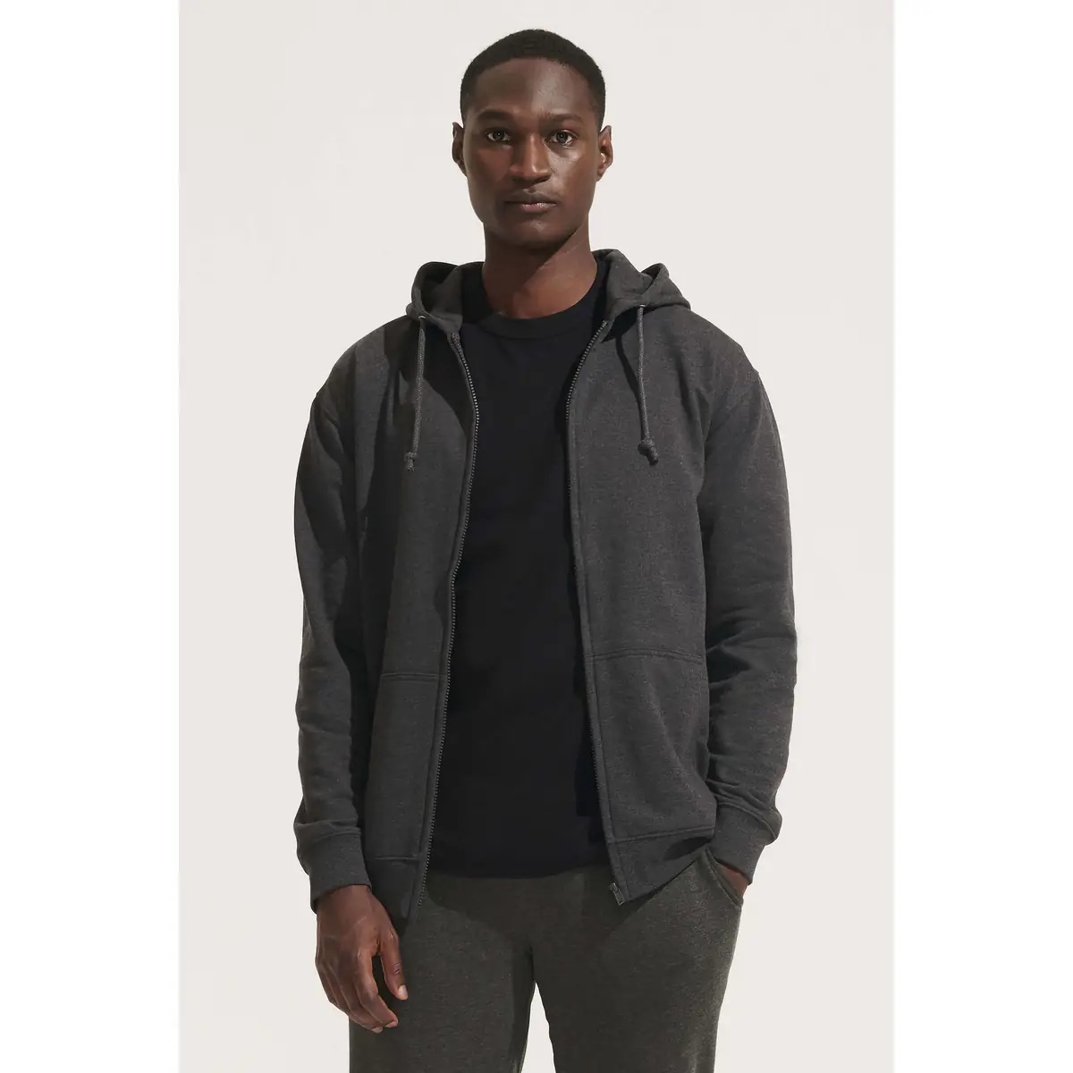 Sudadera SOL'S CARTER 03812 2 Sudadera SOL’S 03812, vista frontal con persona