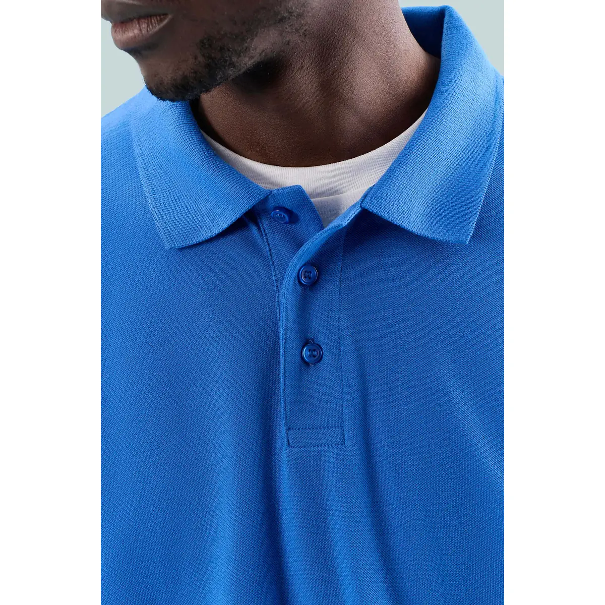 Polo unisex SOL’S PRIME LSL 03983 2 Polo Sol’s PRIME LSL azul, detalle del cuello, los botones y el tejido sobre un modelo