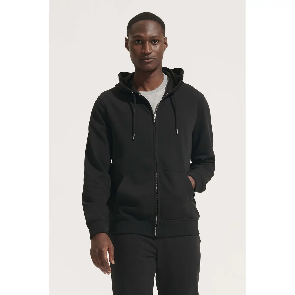 Sudadera SOL'S CALIPSO 04237 2 Sudadera SOL’S 04237, vista frontal con persona