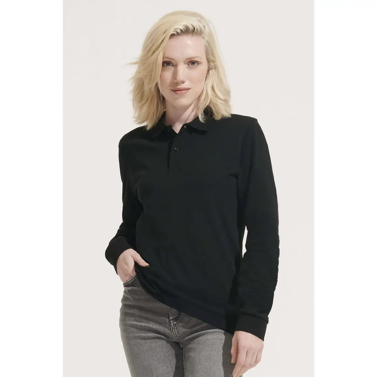 Polo unisex SOL’S PLANET LSL 04241 21 Polo Sol’s PLANET LSL negro de manga larga, vestido por una modelo