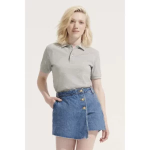 Polo Sol’s PEGASE gris claro, vestido por una modelo, vista frontal