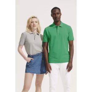 Polo Sol’s PEGASE en verde y gris claro, vestido por dos modelos