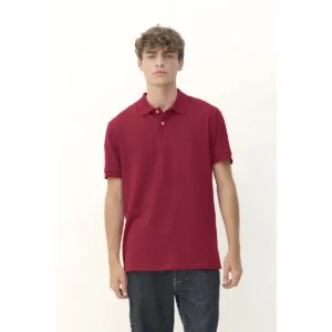 Polo Sol’s PACIFIC granate, vestido por un modelo, vista frontal