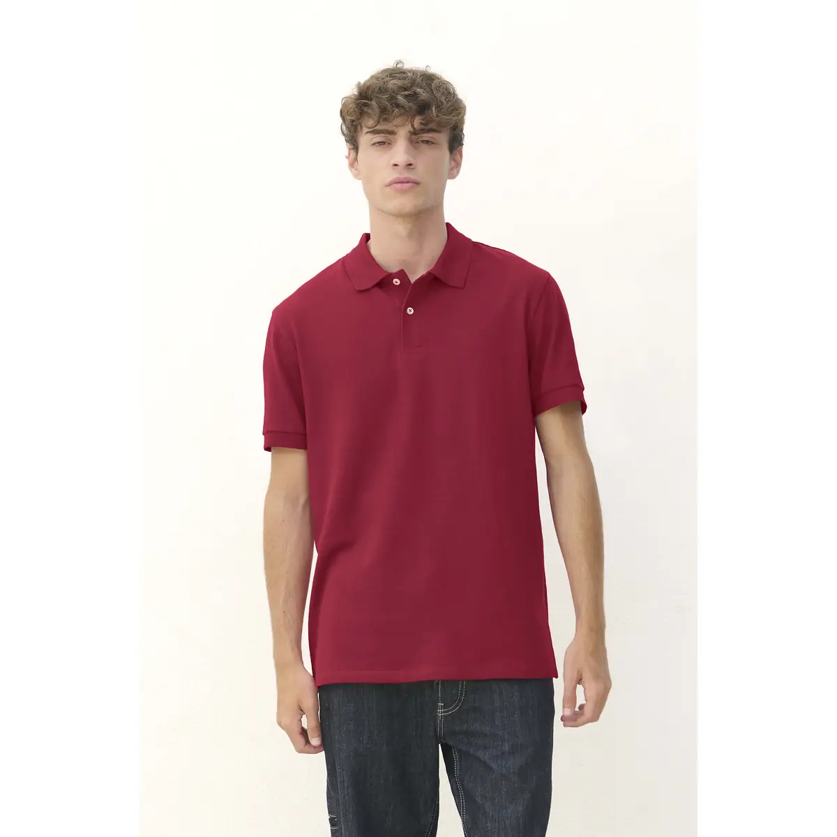 Polo unisex SOL’S PACIFIC 04439 2 Polo Sol’s PACIFIC granate, vestido por un modelo, vista frontal