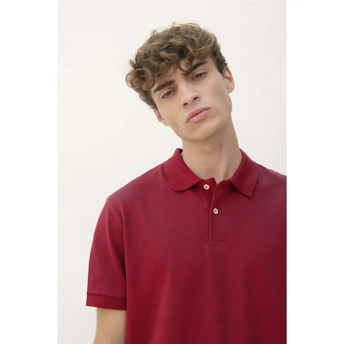 Polo unisex SOL’S PACIFIC 04439 7 Polo Sol’s PACIFIC granate, detalle del cuello y la parte superior sobre un modelo