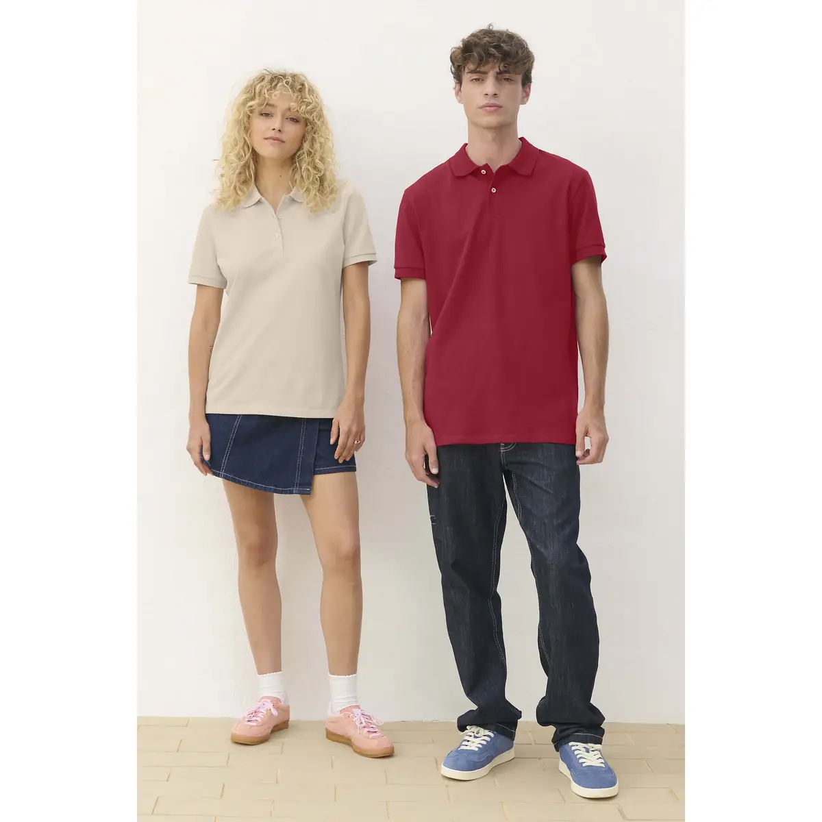 Polo mujer SOL’S PACIFIC WOMEN 04440 10 Polo Sol’s PACIFIC WOMEN beige, junto a un modelo con la versión masculina granate