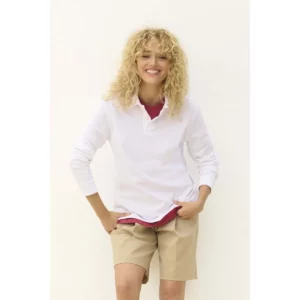 Polo Sol’s PACIFIC LSL blanco de manga larga, vestido por una modelo