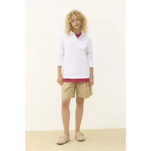 Polo Sol’s PACIFIC LSL blanco de manga larga, vestido por una modelo