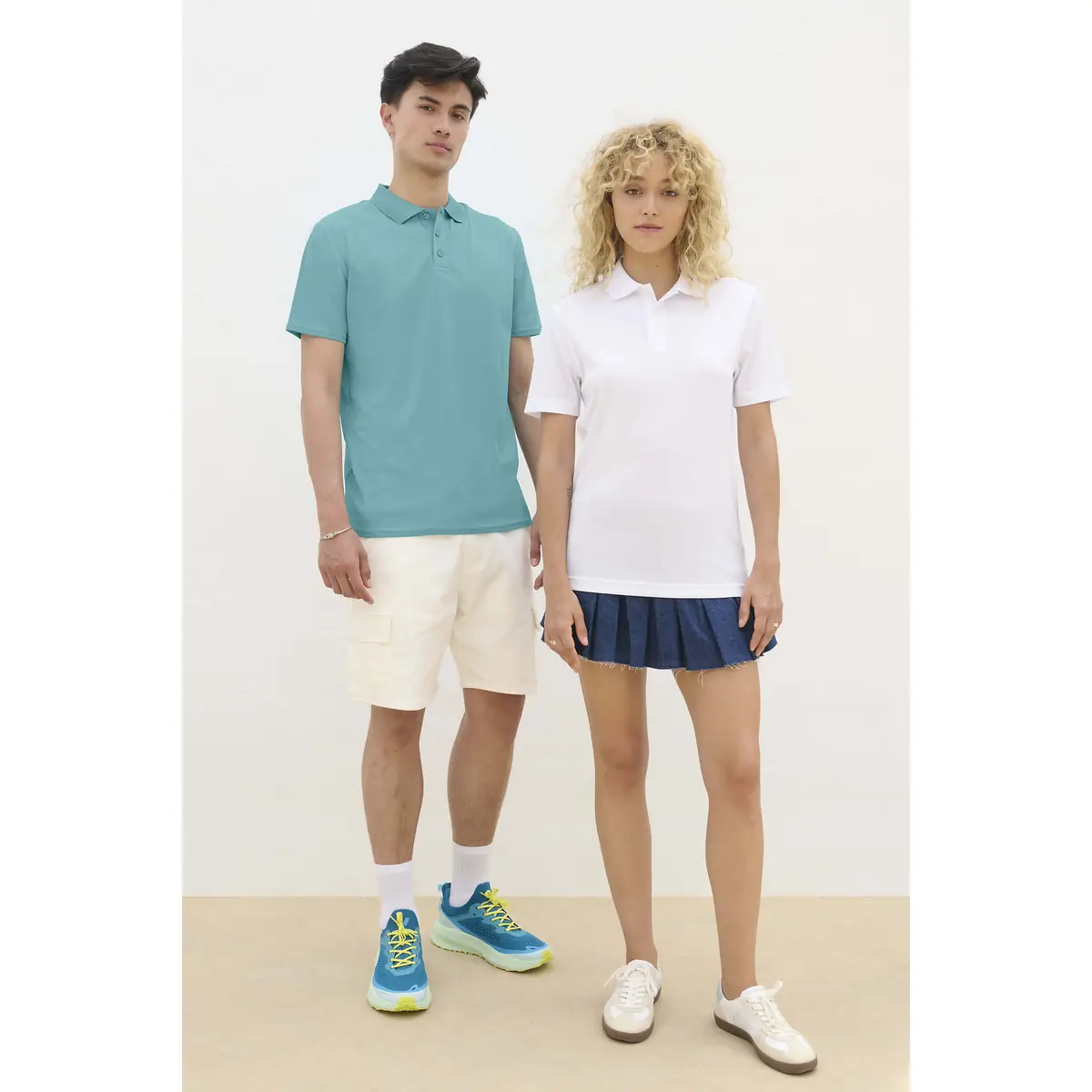Polo unisex SOL’S PITCHER 04442 6 Polo Sol’s PITCHER en turquesa y blanco, vestido por dos modelos