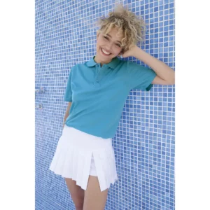 Polo Sol’s PITCHER turquesa, vestido por una modelo