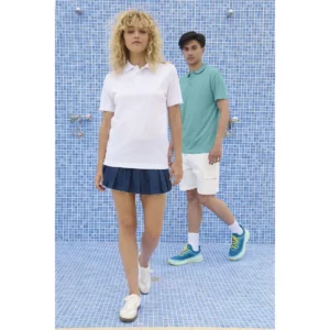 Polo Sol’s PITCHER en turquesa y blanco, vestido por dos modelos