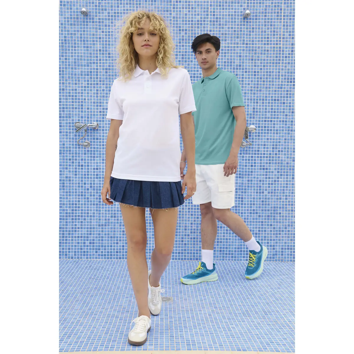 Polo unisex SOL’S PITCHER 04442 8 Polo Sol’s PITCHER en turquesa y blanco, vestido por dos modelos