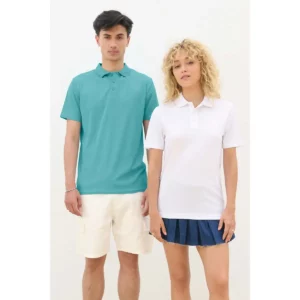 Polo Sol’s PITCHER en turquesa y blanco, vestido por dos modelos