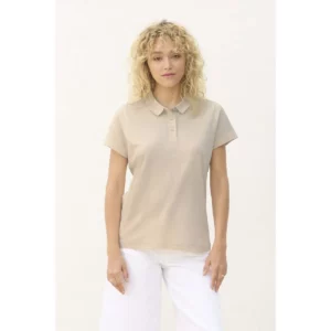 Polo Sol’s PULSE WOMEN beige, vestido por una modelo, vista frontal