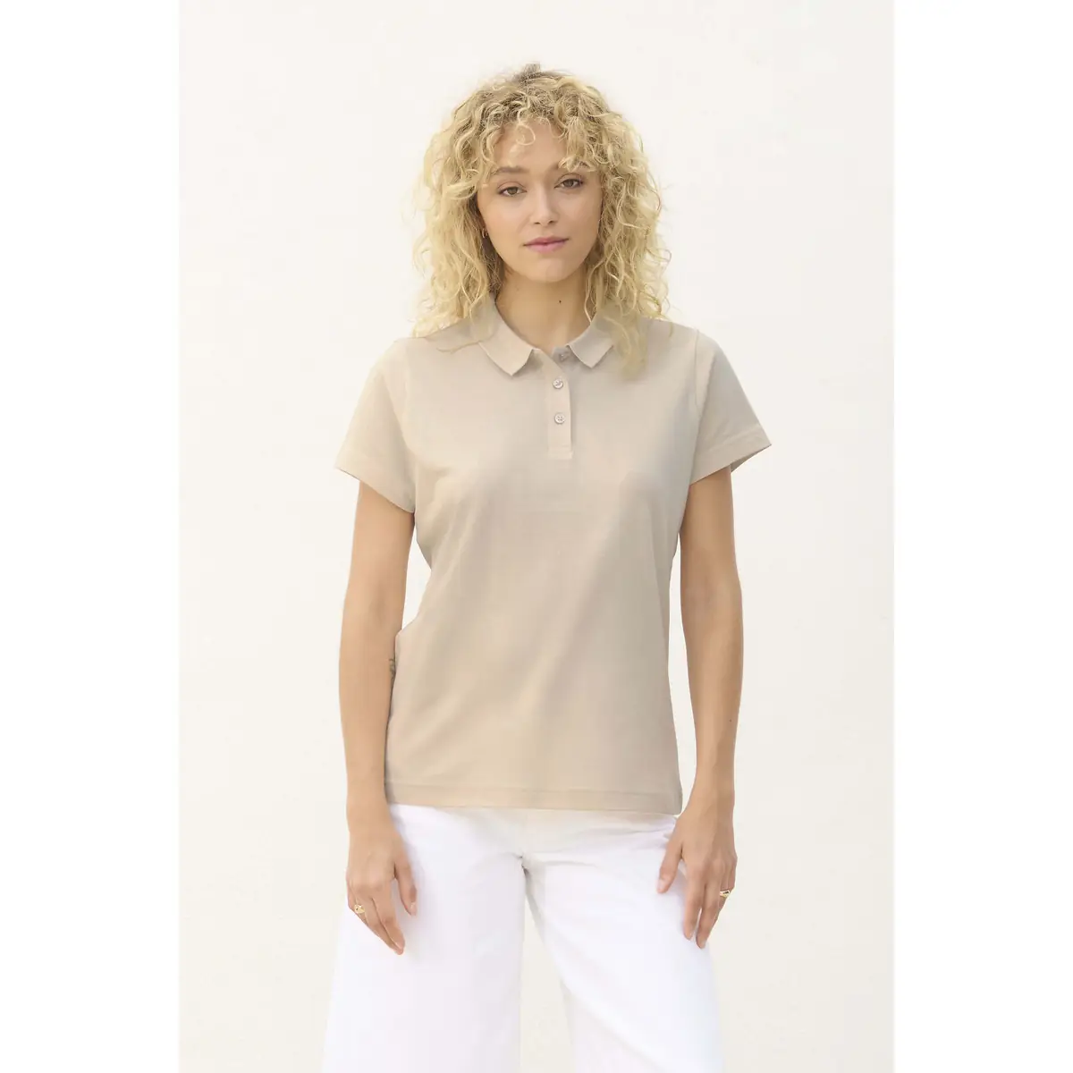 Polo mujer SOL’S PULSE WOMEN 04501 2 Polo Sol’s PULSE WOMEN beige, vestido por una modelo, vista frontal