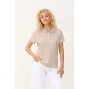 Polo Sol’s PULSE WOMEN beige, vestido por una modelo, vista frontal