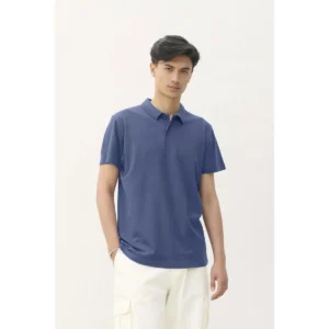 Polo Sol’s PULSE azul, vestido por un modelo, vista frontal