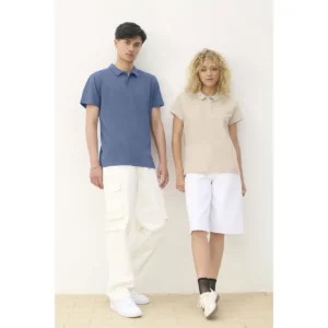 Polo Sol’s PULSE azul, junto a una modelo con la versión femenina beige