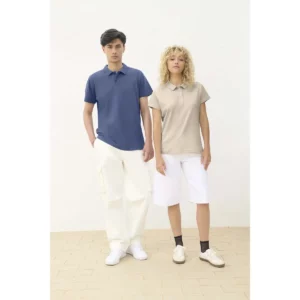 Polo Sol’s PULSE azul, junto a una modelo con la versión femenina beige