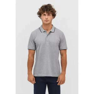 Polo Sol’s PALERMO gris jaspeado con ribetes en contraste, vestido por un modelo