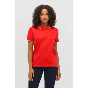 Polo Sol’s PALERMO rojo con ribetes en contraste, vestido por una modelo