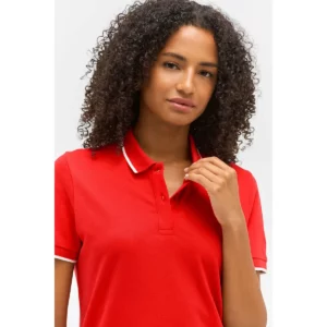 Polo Sol’s PALERMO rojo, detalle del cuello sobre una modelo